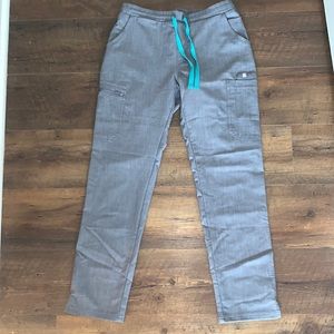 Figs scrub bottom in the style “Yola skinny”. Size small. Worn once.